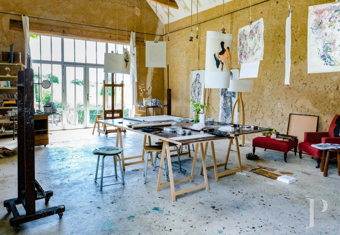 A artists' house with a cluster of small houses on the way to Le Mans - photo  n°12